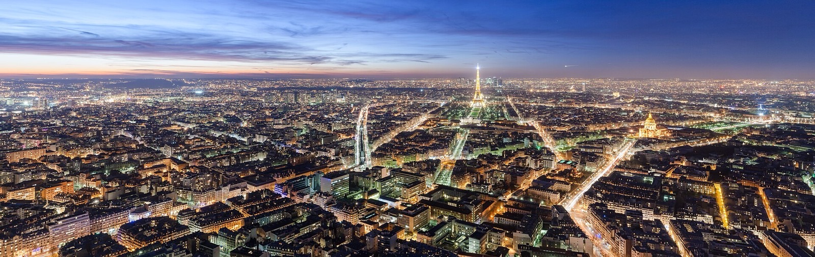 Vue des toits de Paris au crépuscule