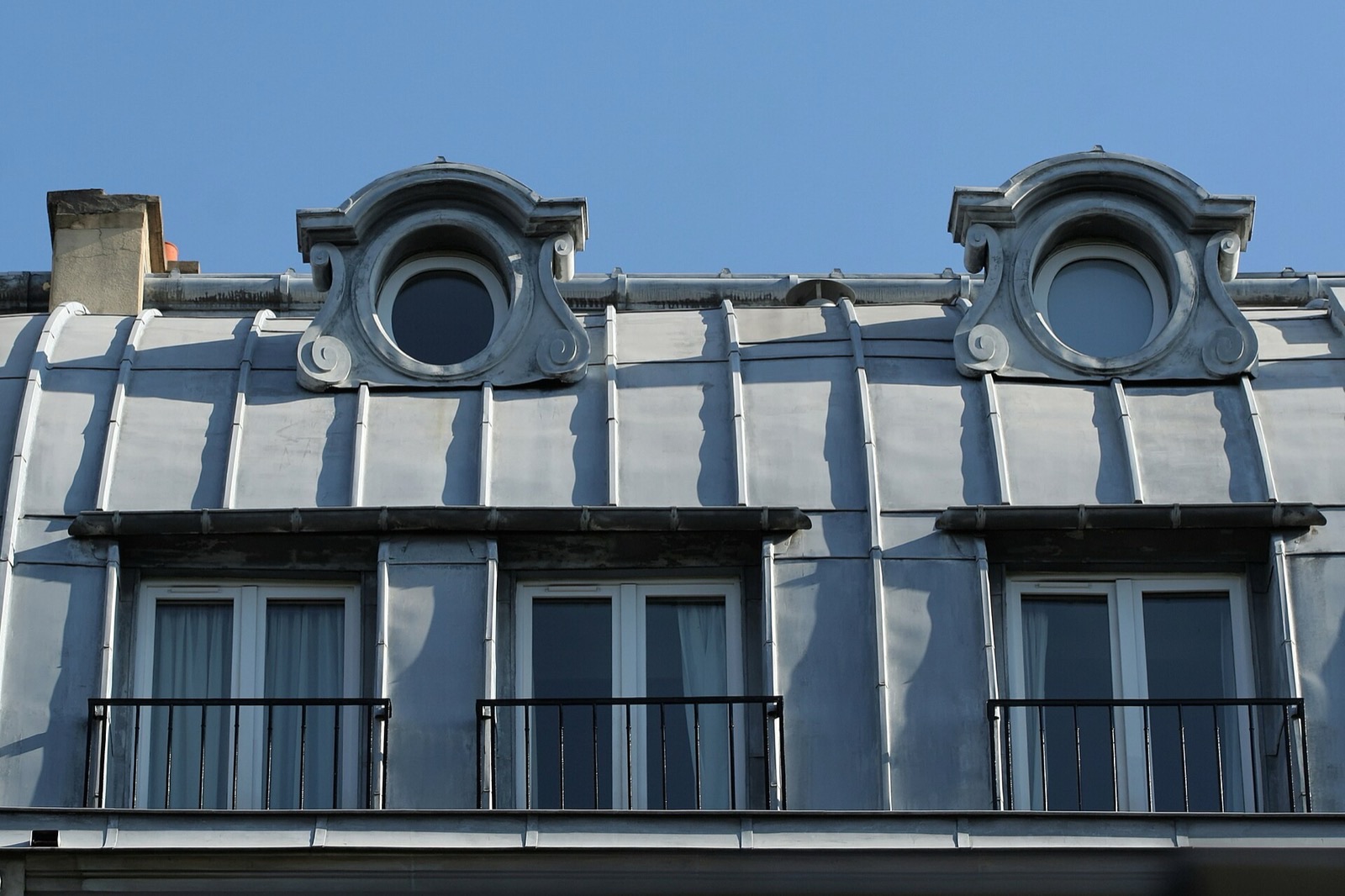 Toits de Paris sous un ciel d'hiver clair