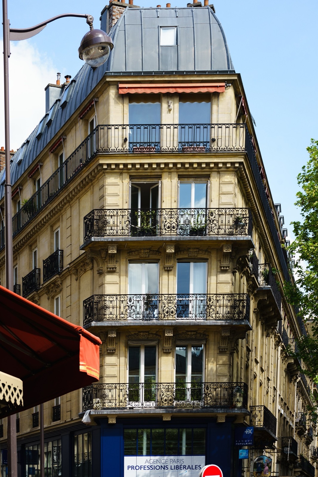Façade ancienne d'une banque parisienne