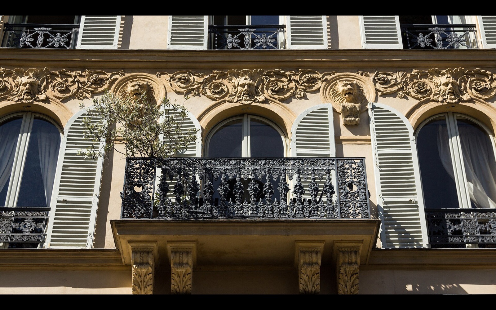 Balcon haussmannien à ferronnerie ouvragée