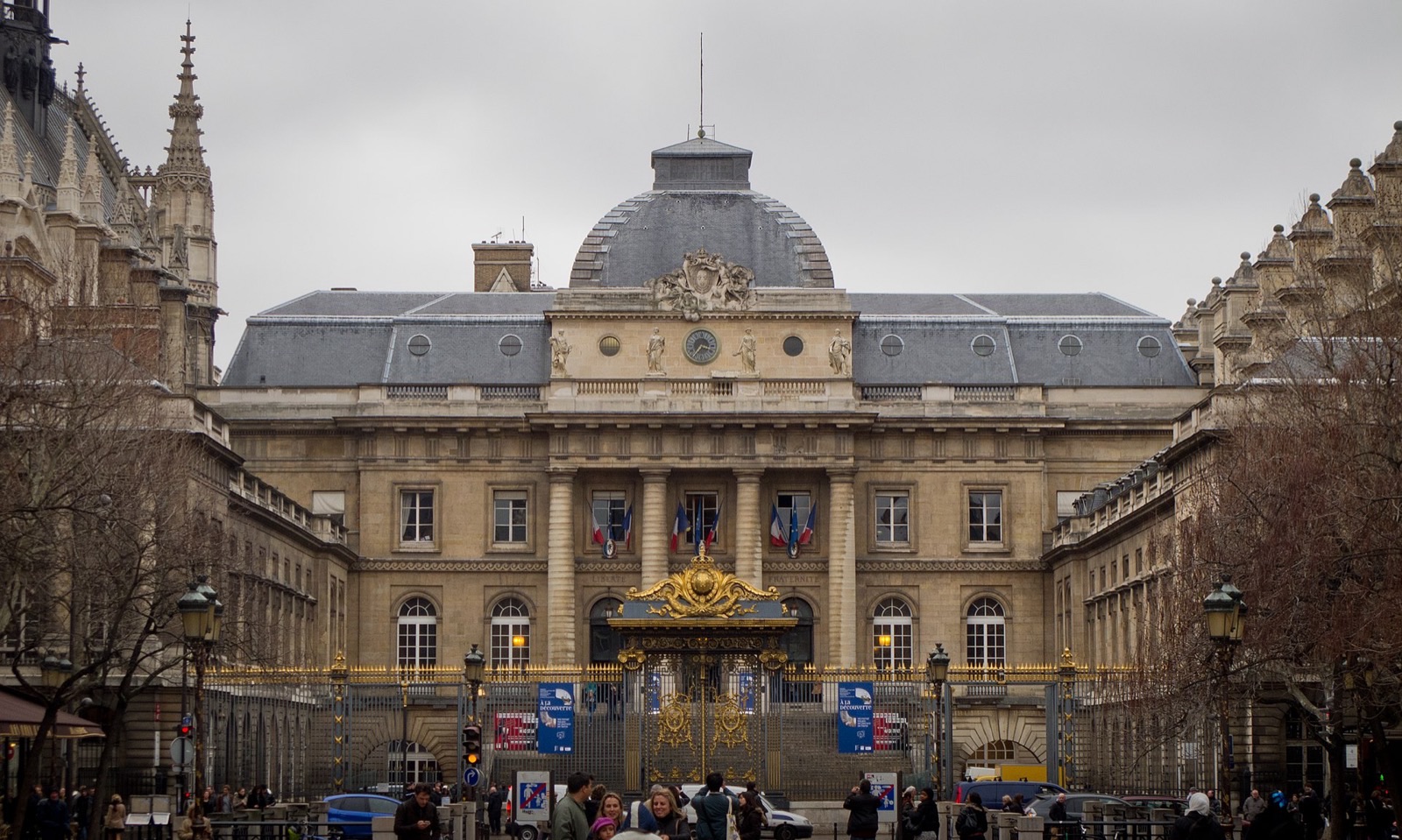 Pile de codes juridiques sur un bureau parisien