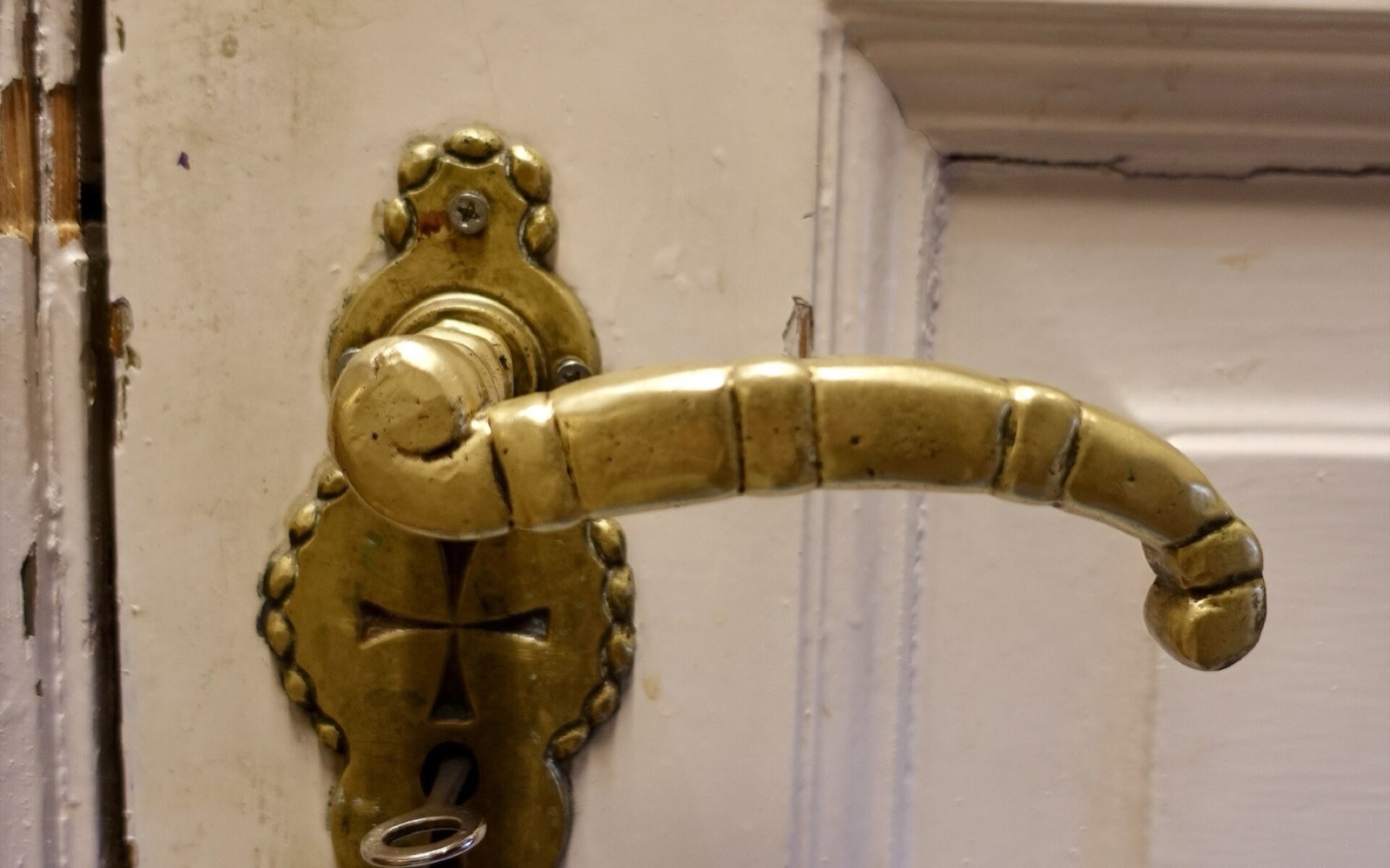 Poignée de porte en laiton et clé dans la serrure