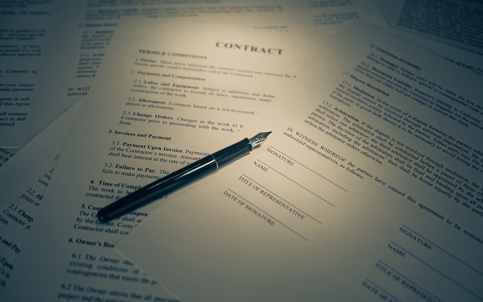 Contrat et stylo plume posés sur un bureau
