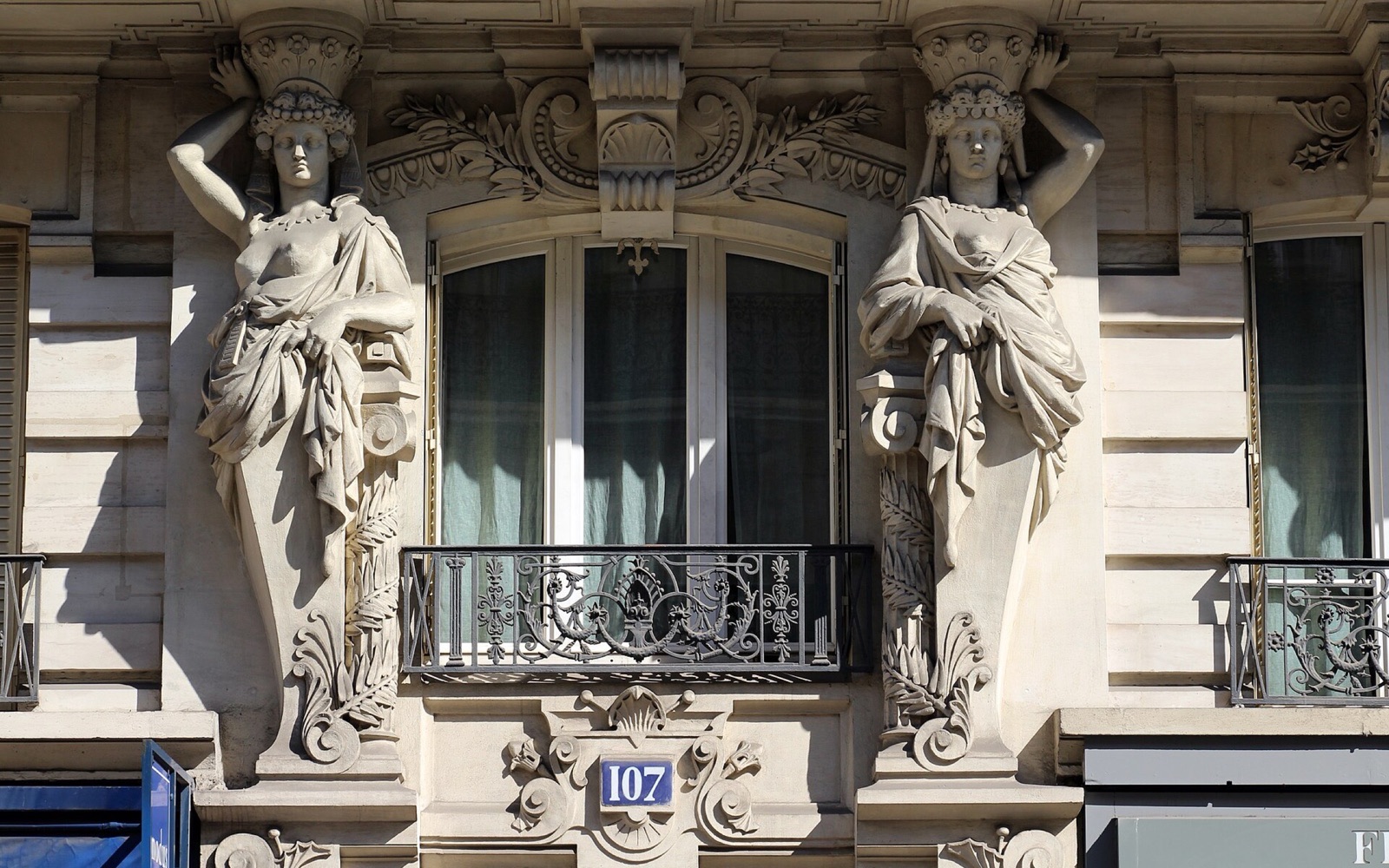 Façade haussmannienne à cariatides et numéro de rue