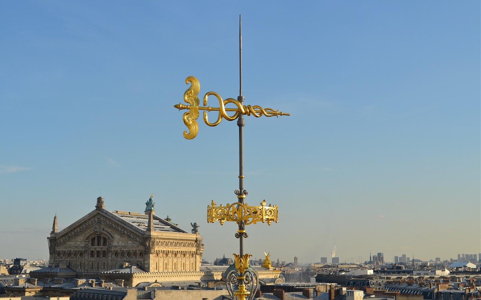 Toits de zinc parisiens et toiture dorée de l’Opéra Garnier