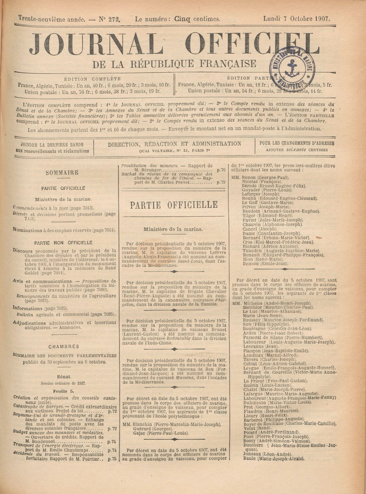 Lois et codes empilés sur un bureau