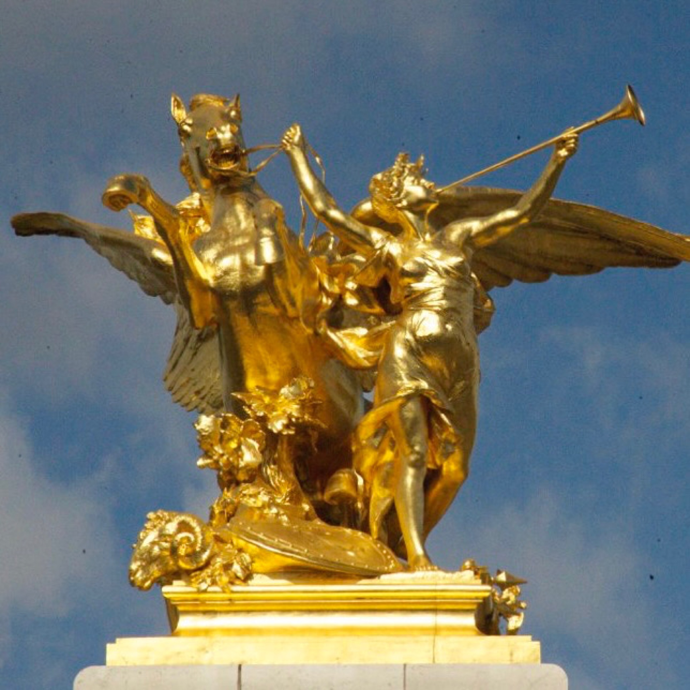 Statue dorée de la Renommée — Pont Alexandre III