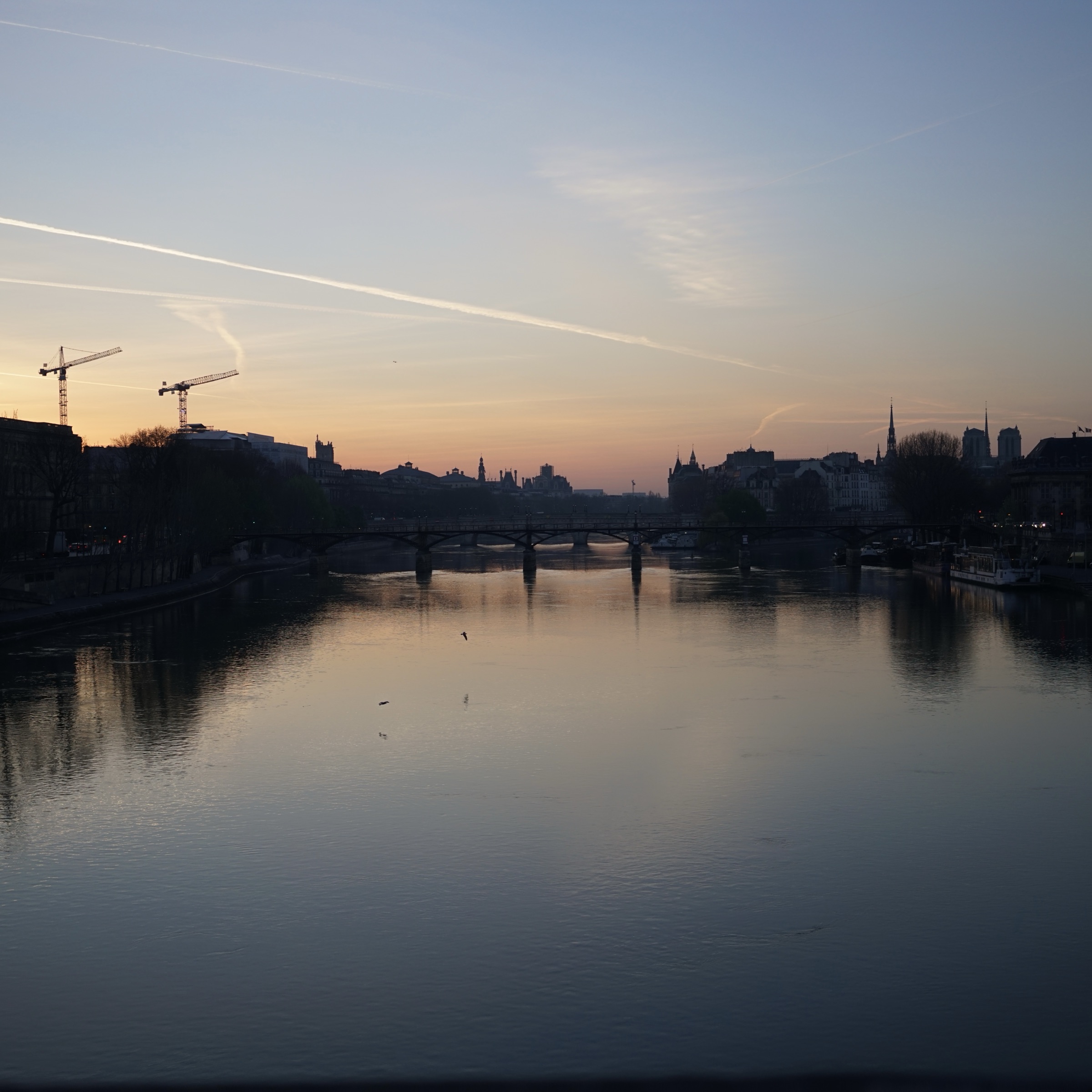 Pont des Arts au coucher du soleil sur la Seine